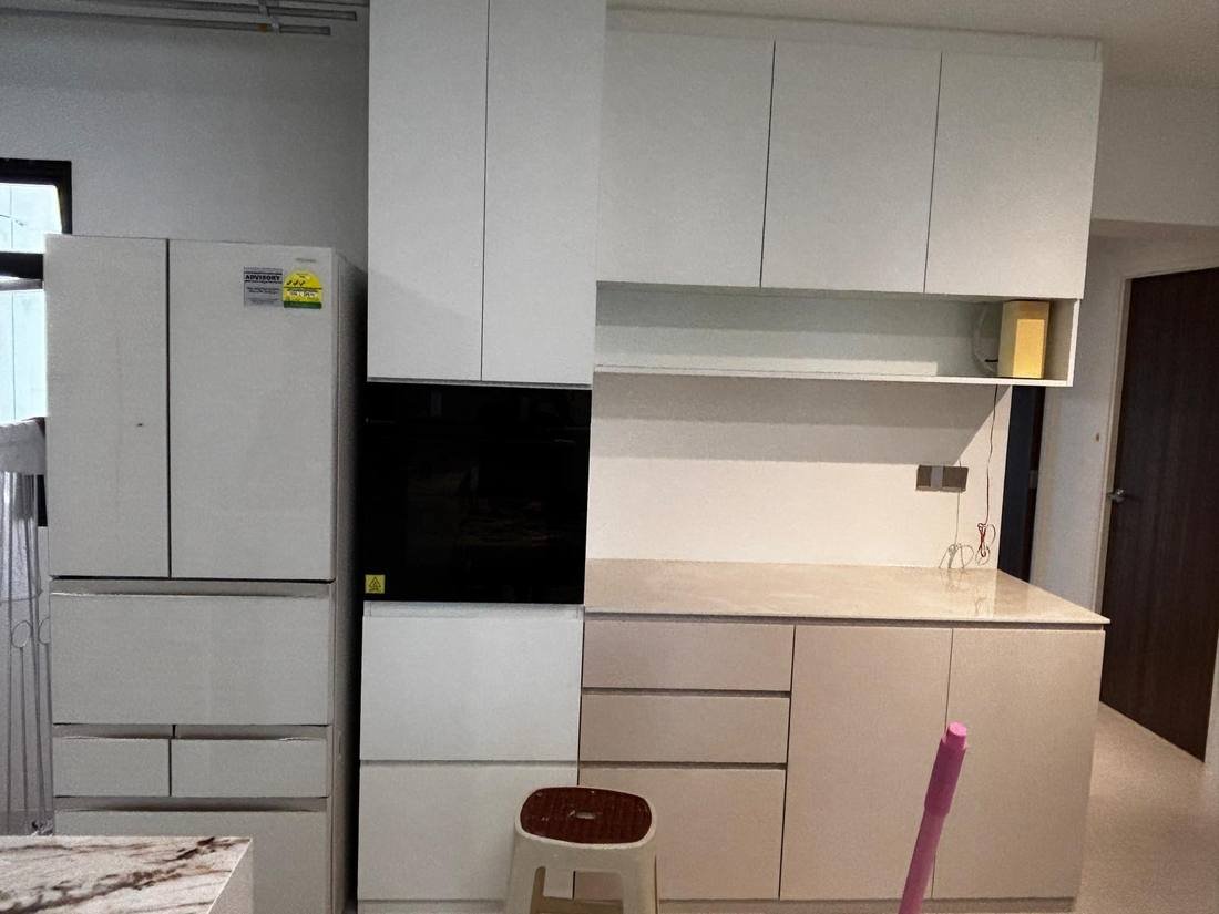 White aluminium kitchen cabinet with integrated fridge
