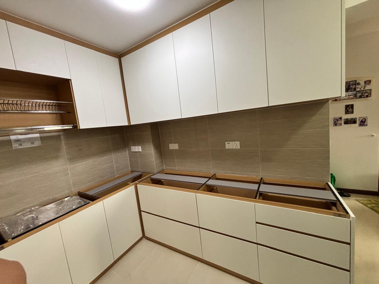 Oak-trim aluminium kitchen cabinets and drawers
