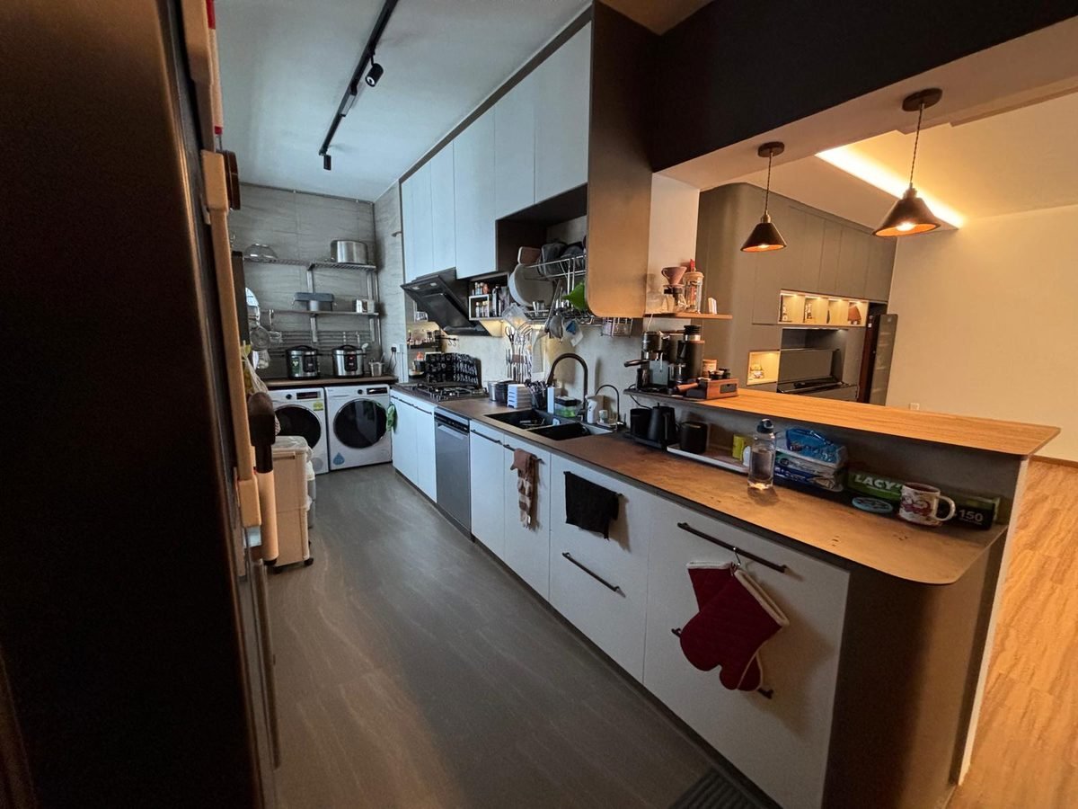 L-shaped kitchen with white aluminium cabinets and open dining area