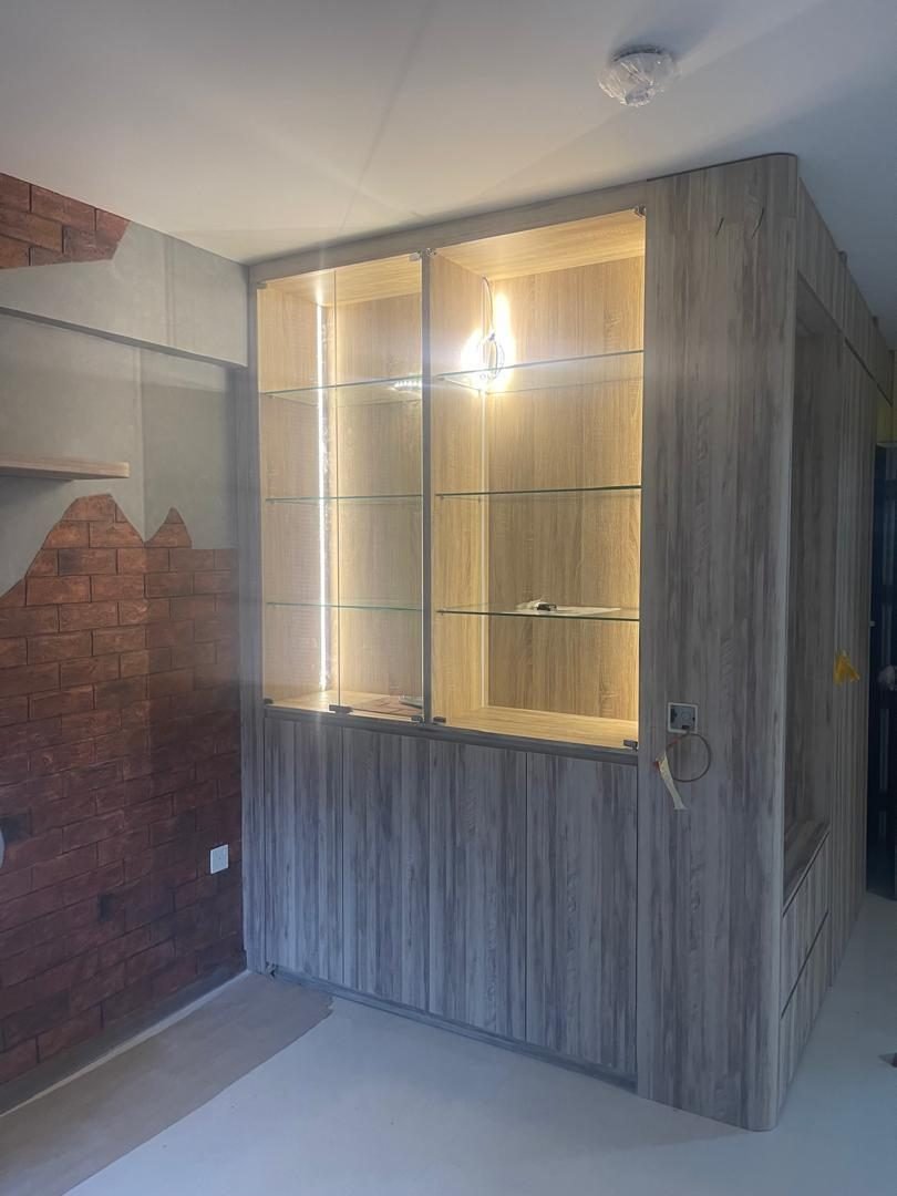 Aluminium display cabinet with glass shelves and integrated lighting